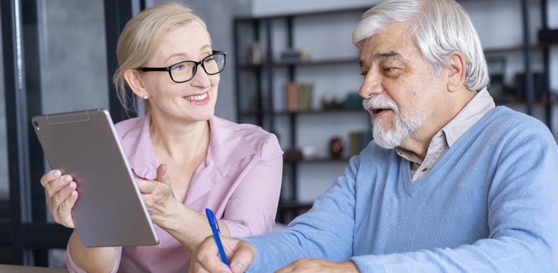 close-up-senior-couple-while-learning